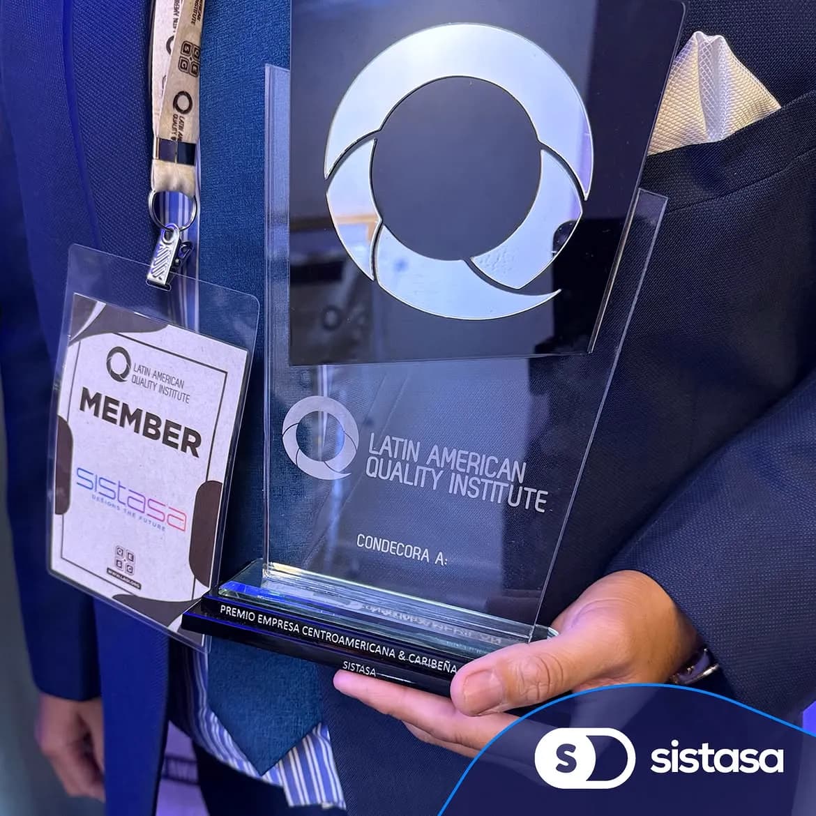 SISTASA recibiendo el premio y la certificación de calidad de LAQI